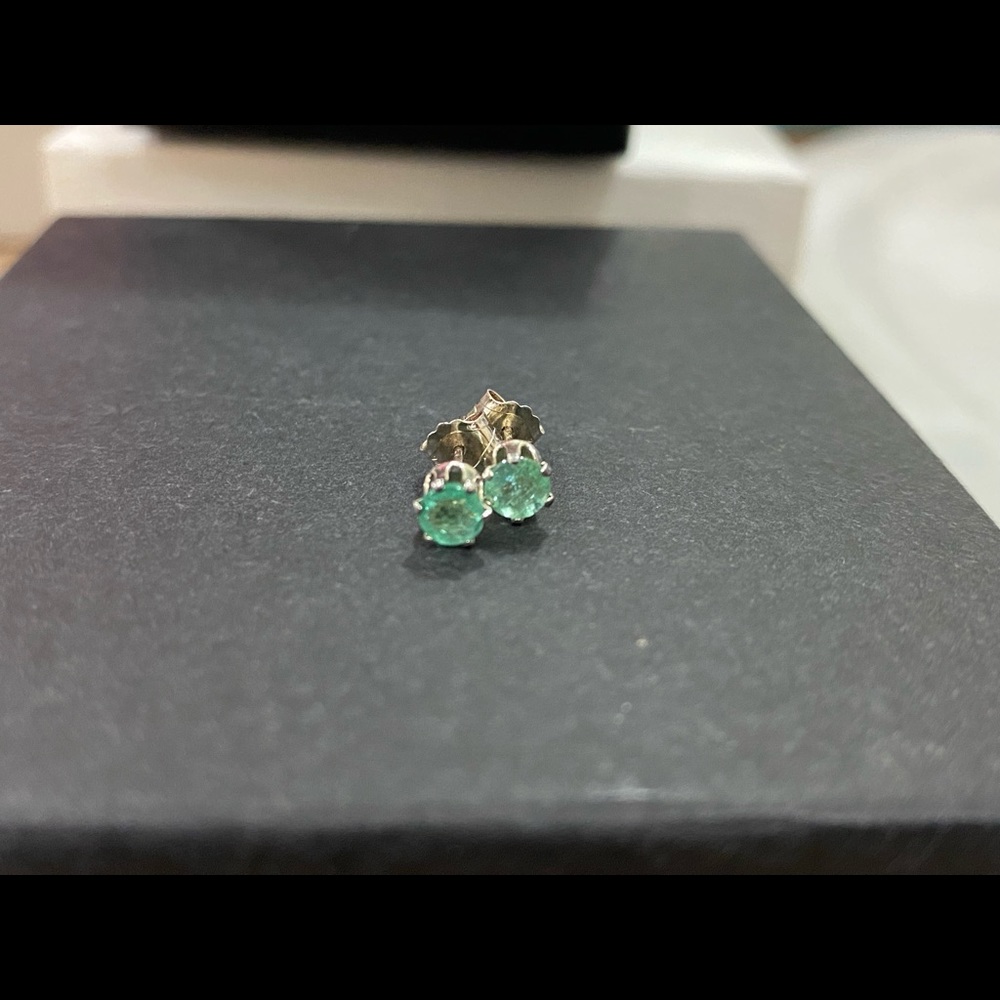 Round Emerald .925 6-prong Earrings!🍀
